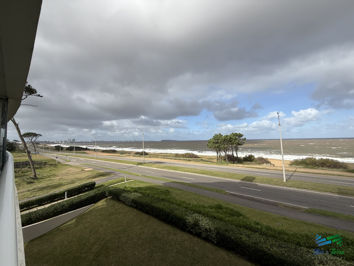 Apartamento ID.3234 - En venta, espectacular planta en primera línea sobre el mar!!!