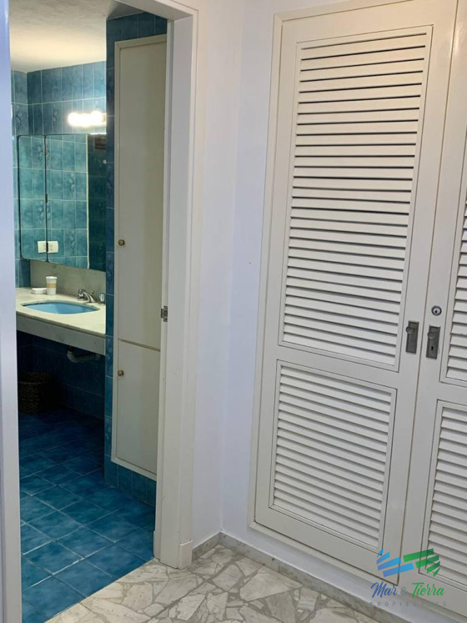 Apartamento ID.5130 - En venta apartamento 2 dormitorios, 2 baños, con servicios frente al mar, playa Mansa, Punta del Este