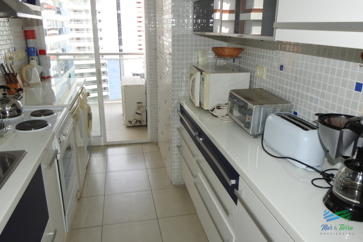 Apartamento ID.5784 - En venta apartamento 3 dormtirorios con parrillero propio, buenos servicios, playa Brava, Punta del Este
