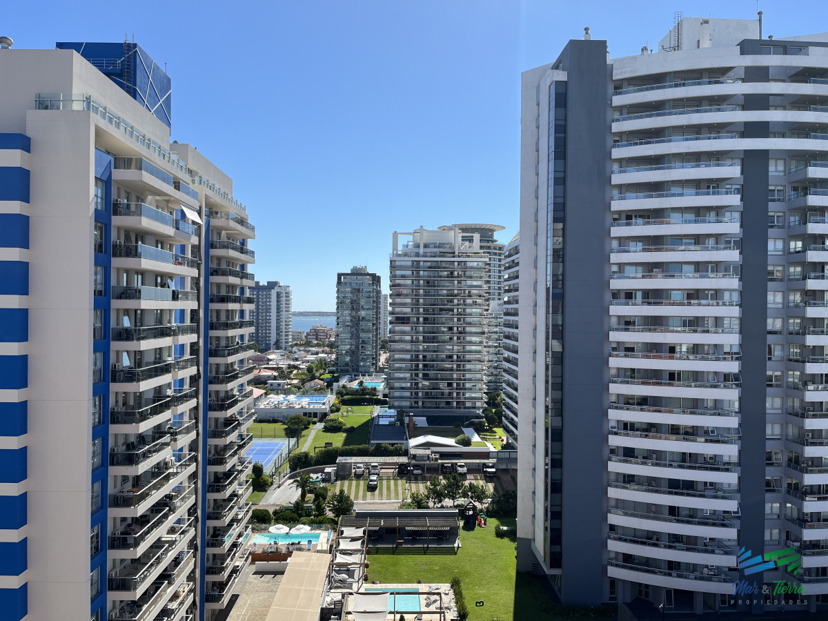 Apartamento ID.5033 - En venta apartamento 1 dormitorio y medio, 2 baños, con servicios y vista al mar Punta del Este
