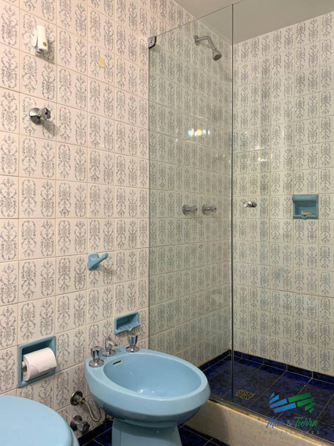 Apartamento ID.5130 - En venta apartamento 2 dormitorios, 2 baños, con servicios frente al mar, playa Mansa, Punta del Este