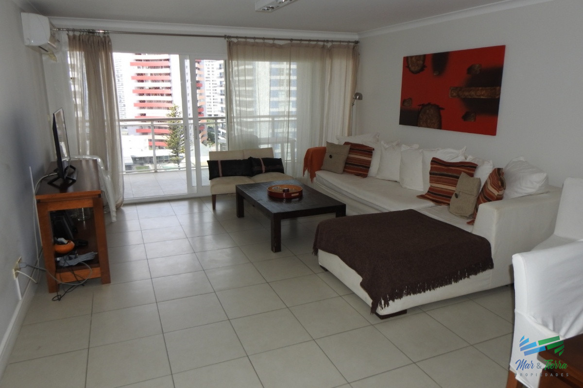 Apartamento ID.5784 - En venta apartamento 3 dormtirorios con parrillero propio, buenos servicios, playa Brava, Punta del Este
