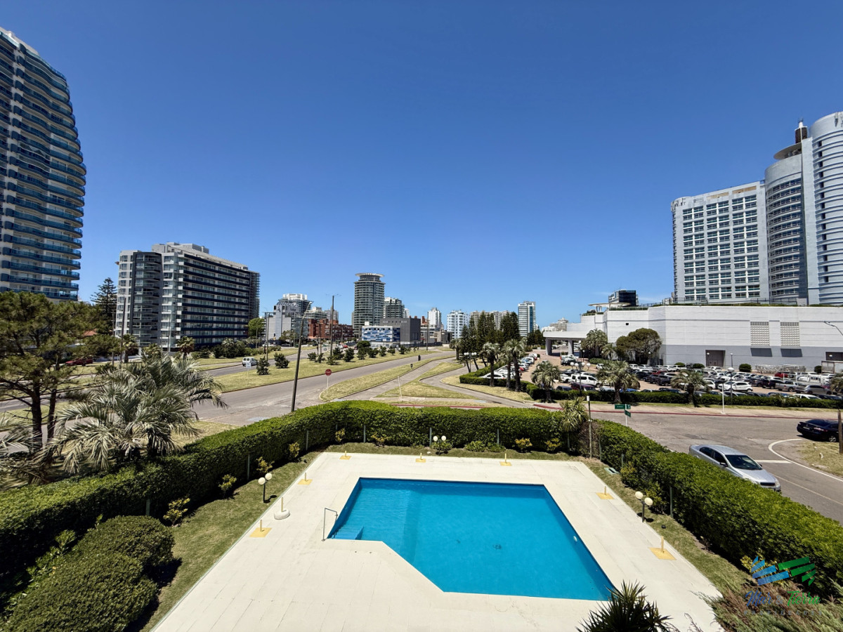 Apartamento ID.5430 - En venta apartamento 3 dormitorios en playa mansa, cerca Peninsula, Punta del Este.