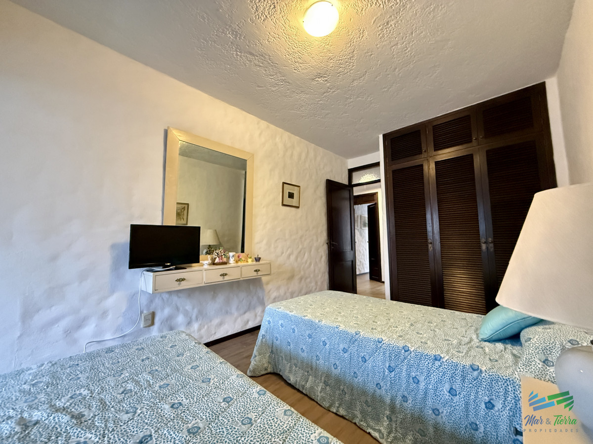 Apartamento ID.5526 - Venta apartamento 3 dormitorios frente a la brava en Peninsula, Punta del Este