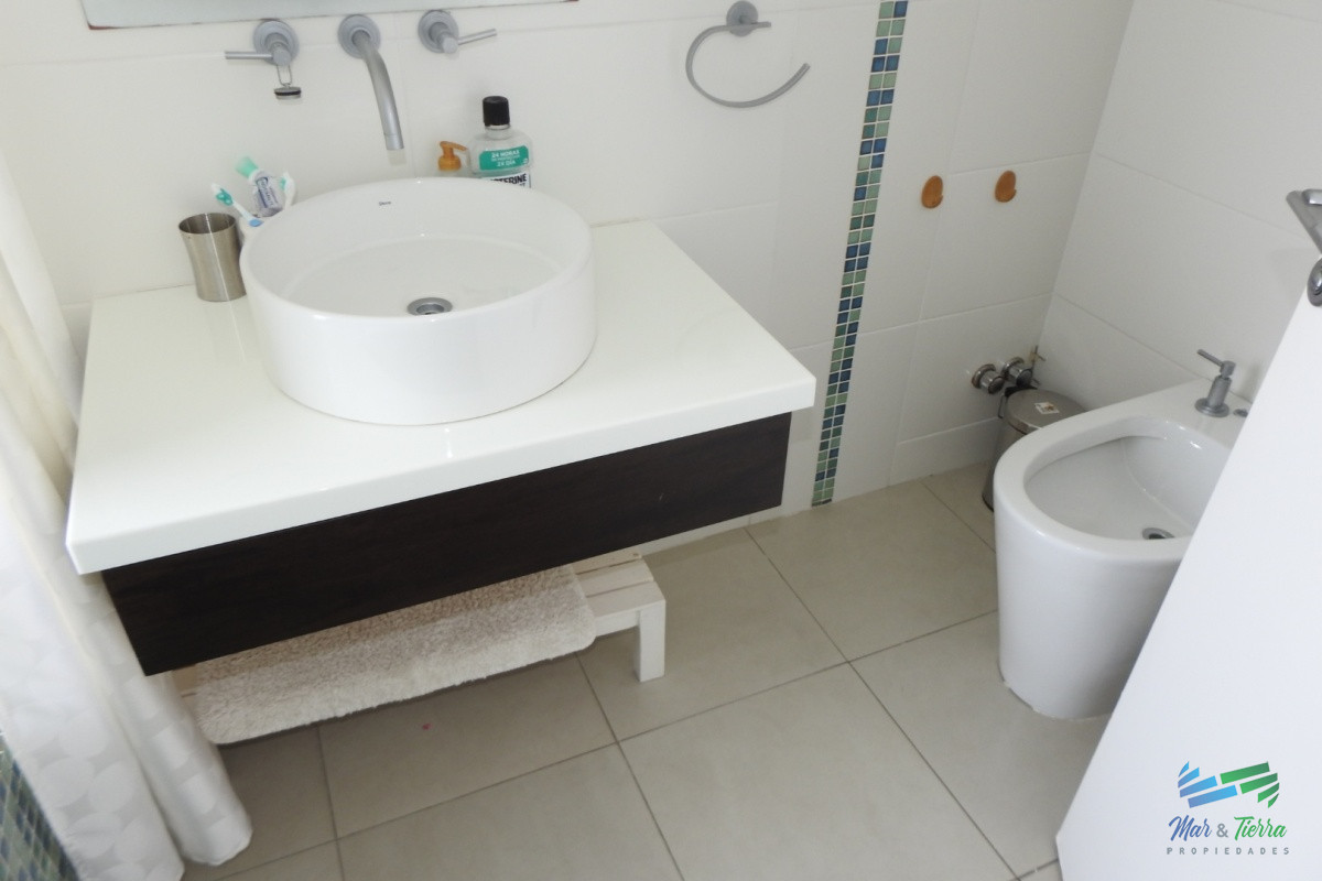 Apartamento ID.5784 - En venta apartamento 3 dormtirorios con parrillero propio, buenos servicios, playa Brava, Punta del Este
