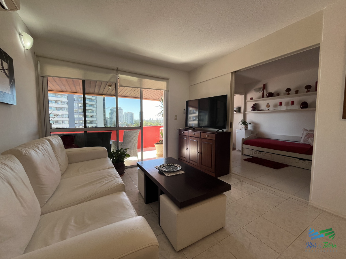 Apartamento ID.5033 - En venta apartamento 1 dormitorio y medio, 2 baños, con servicios y vista al mar Punta del Este