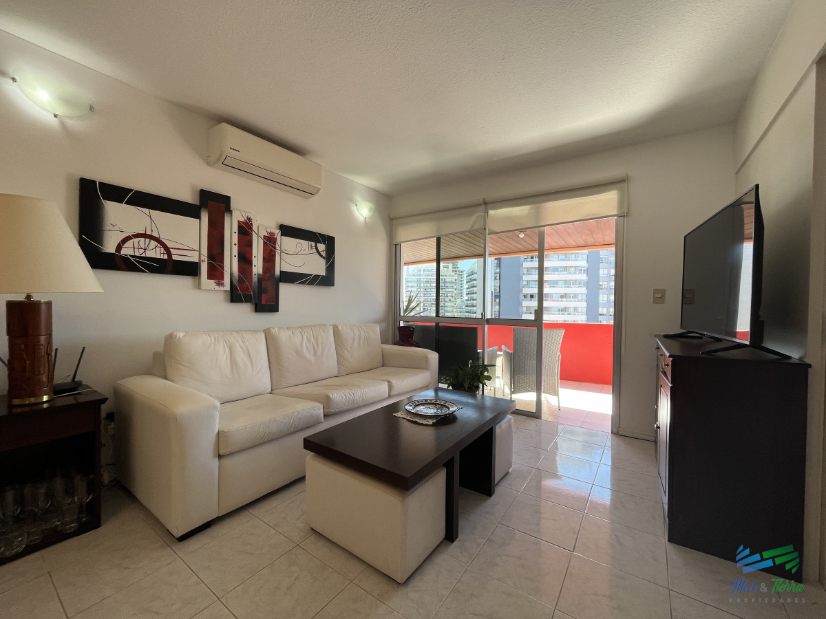 Apartamento ID.5033 - En venta apartamento 1 dormitorio y medio, 2 baños, con servicios y vista al mar Punta del Este