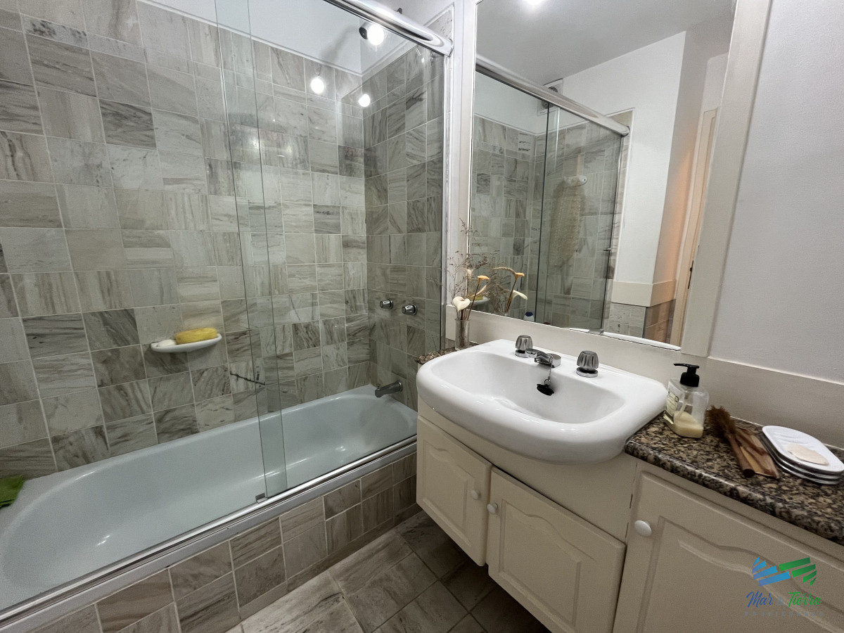 Apartamento ID.5033 - En venta apartamento 1 dormitorio y medio, 2 baños, con servicios y vista al mar Punta del Este