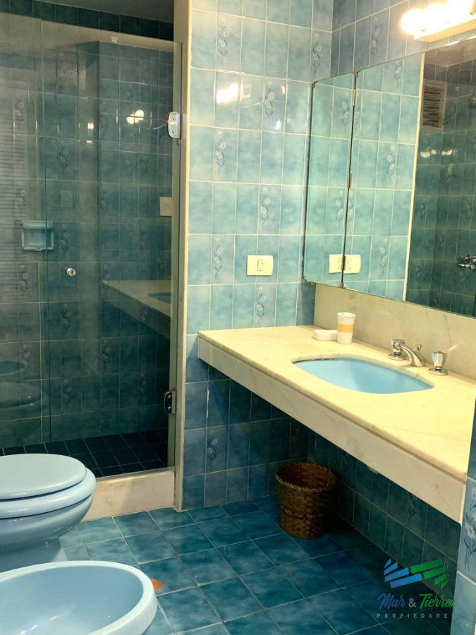 Apartamento ID.5130 - En venta apartamento 2 dormitorios, 2 baños, con servicios frente al mar, playa Mansa, Punta del Este