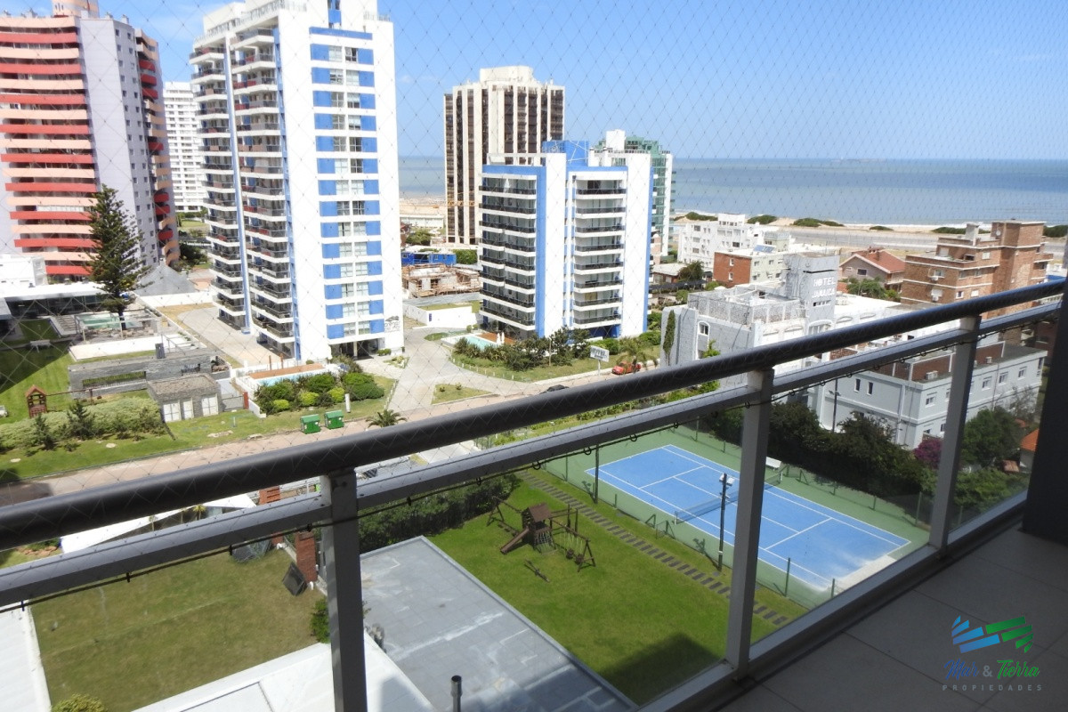 Apartamento ID.5784 - En venta apartamento 3 dormtirorios con parrillero propio, buenos servicios, playa Brava, Punta del Este