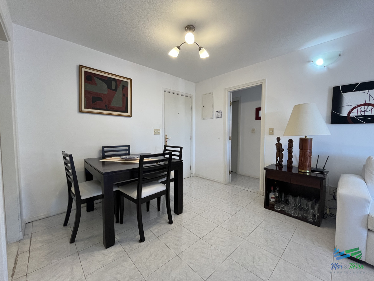 Apartamento ID.5033 - En venta apartamento 1 dormitorio y medio, 2 baños, con servicios y vista al mar Punta del Este
