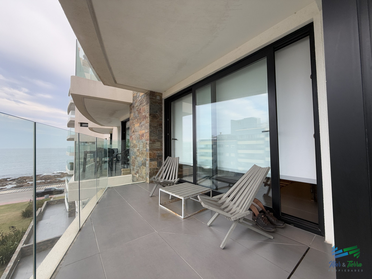 Apartamento ID.5180 - En venta apartamento 3 dormitorios en suite, primera linea, vista al mar, con servicios, Peninsula, Punta del este