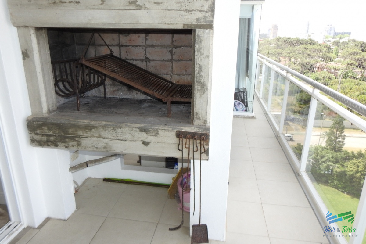 Apartamento ID.5784 - En venta apartamento 3 dormtirorios con parrillero propio, buenos servicios, playa Brava, Punta del Este