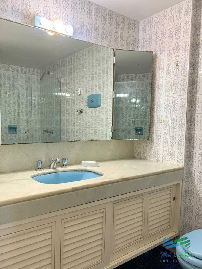 Apartamento ID.5130 - En venta apartamento 2 dormitorios, 2 baños, con servicios frente al mar, playa Mansa, Punta del Este