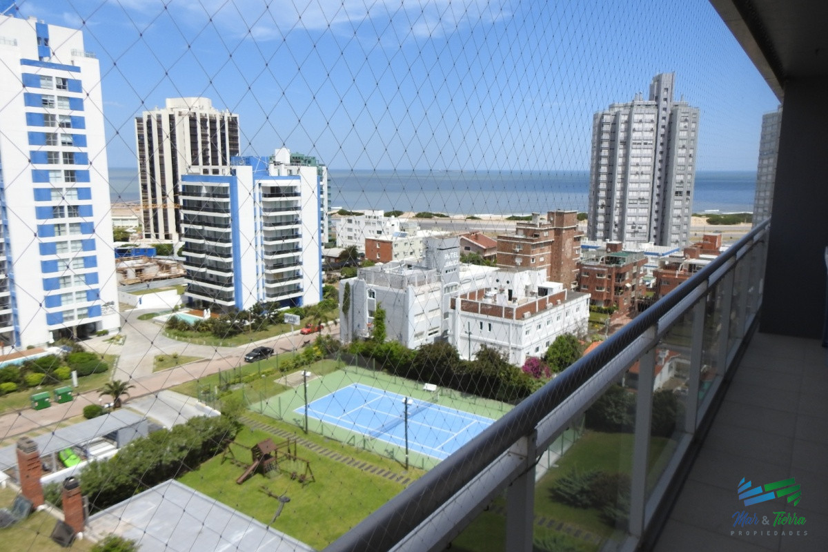 Apartamento ID.5784 - En venta apartamento 3 dormtirorios con parrillero propio, buenos servicios, playa Brava, Punta del Este