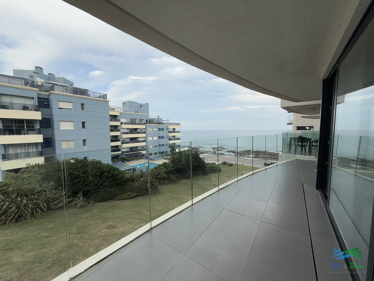 Apartamento ID.5180 - En venta apartamento 3 dormitorios en suite, primera linea, vista al mar, con servicios, Peninsula, Punta del este