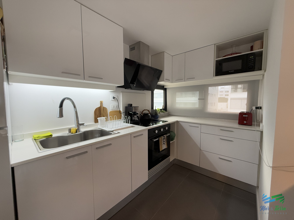 Apartamento ID.5180 - En venta apartamento 3 dormitorios en suite, primera linea, vista al mar, con servicios, Peninsula, Punta del este