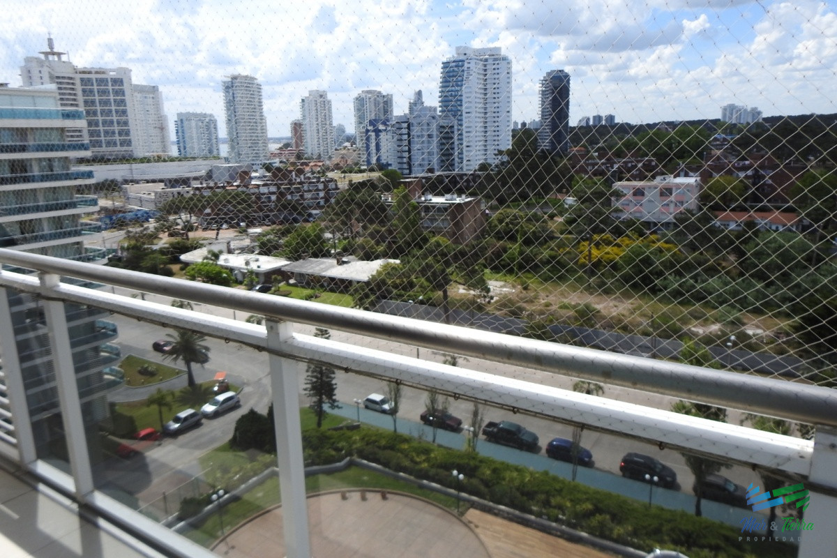 Apartamento ID.5784 - En venta apartamento 3 dormtirorios con parrillero propio, buenos servicios, playa Brava, Punta del Este