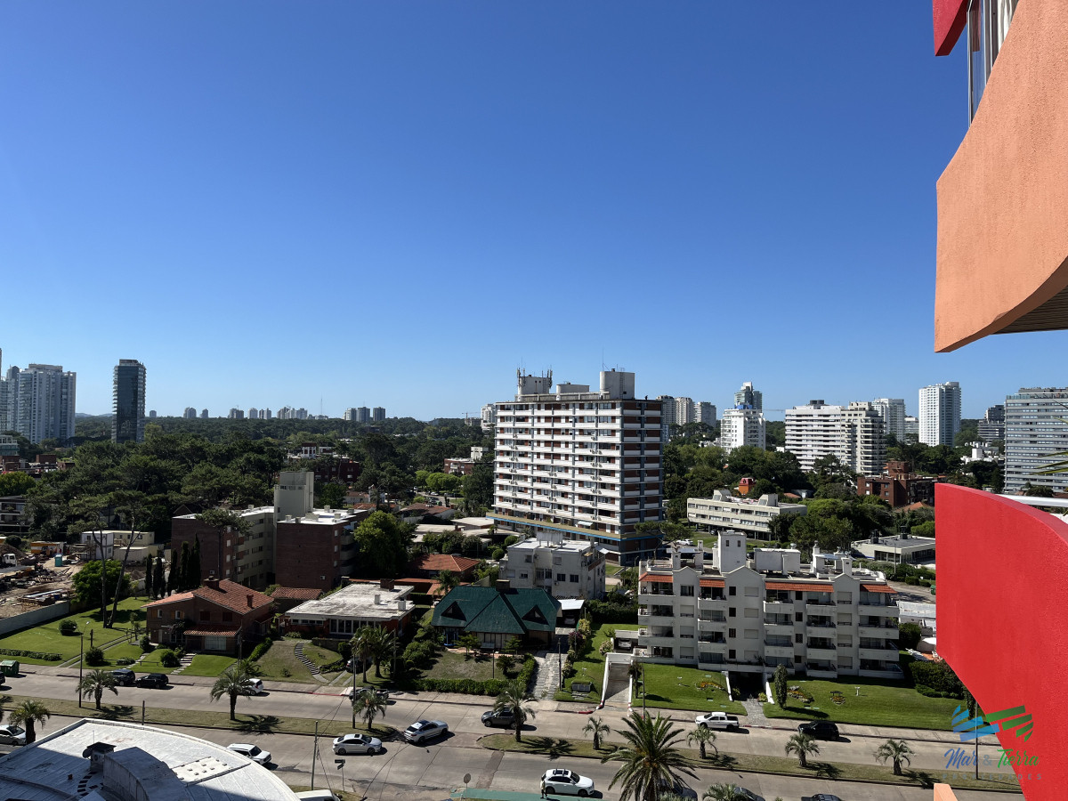 Apartamento ID.5033 - En venta apartamento 1 dormitorio y medio, 2 baños, con servicios y vista al mar Punta del Este