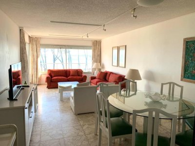 En venta apartamento 2 dormitorios, 2 baños, con servicios frente al mar, playa Mansa, Punta del Este