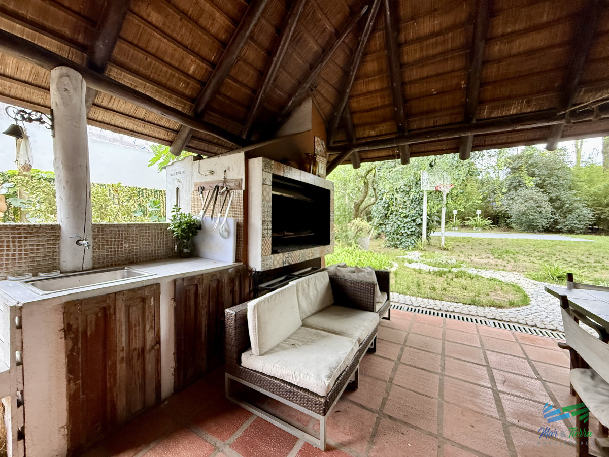 Casa ID.5141 - En venta casa 4 dormitorios con piscina en Pinares, Punta del Este