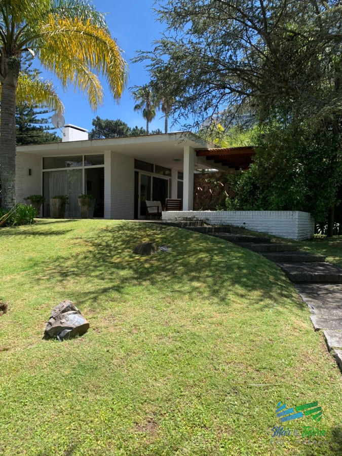 Casa ID.3147 - HERMOSA CASA CON MUY BUEN PARQUE EN MANSA 