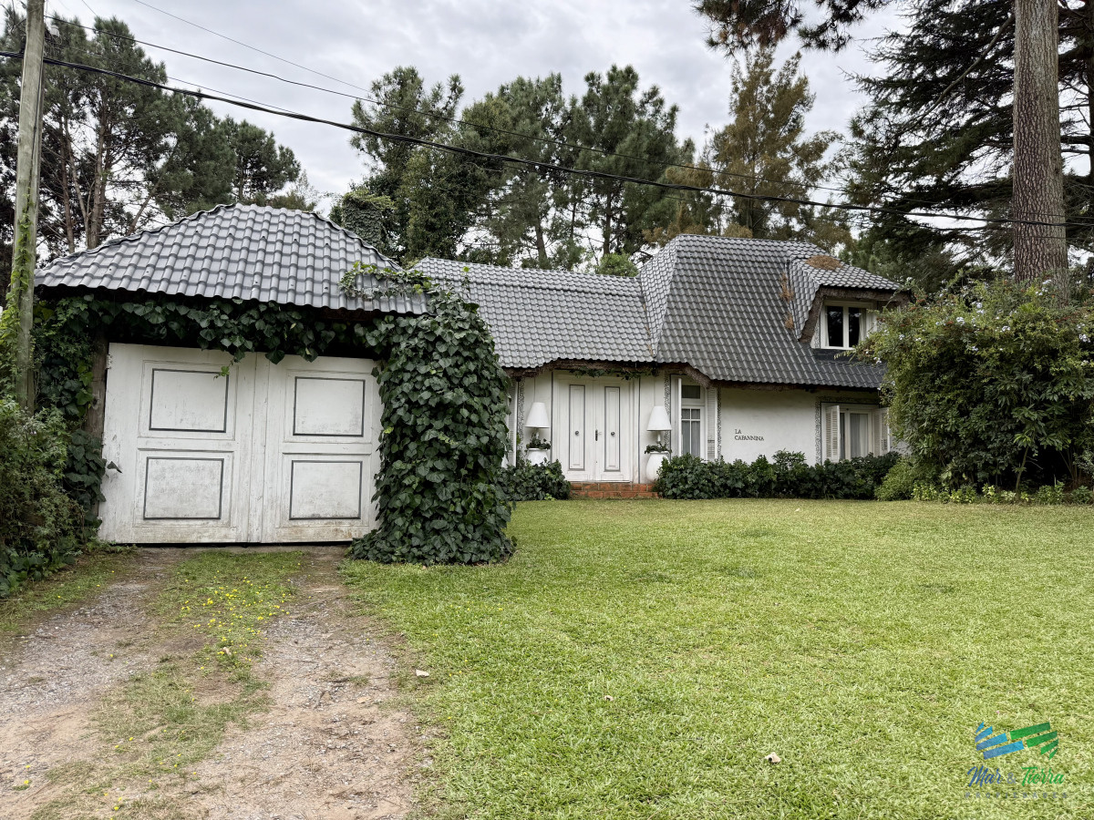 Casa ID.5141 - En venta casa 4 dormitorios con piscina en Pinares, Punta del Este