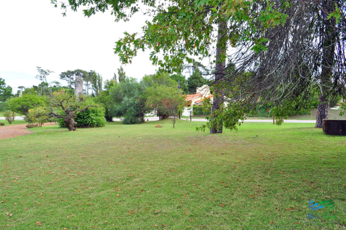 Casa ID.5708 - En venta Casa 3 dormitorios con buen terreno en Cantegril, Punta del Este
