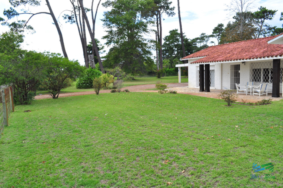 Casa ID.5708 - En venta Casa 3 dormitorios con buen terreno en Cantegril, Punta del Este
