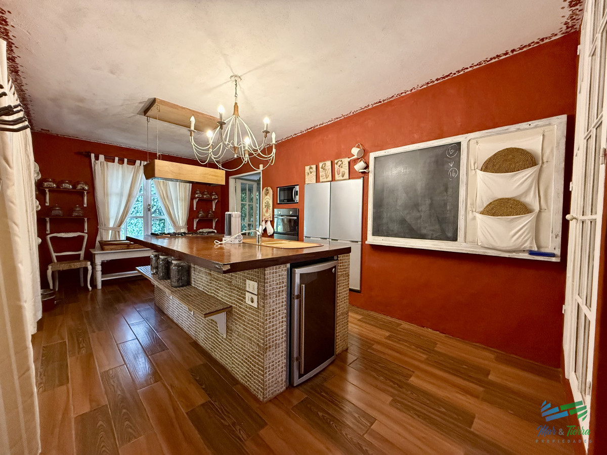 Casa ID.5141 - En venta casa 4 dormitorios con piscina en Pinares, Punta del Este