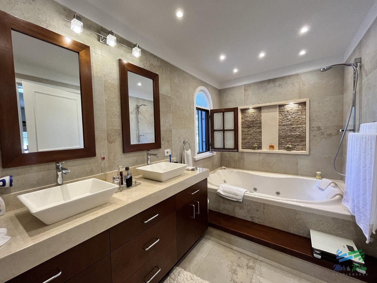 Casa ID.5306 - Excelente Residencia en venta, Lugano - Punta del este 