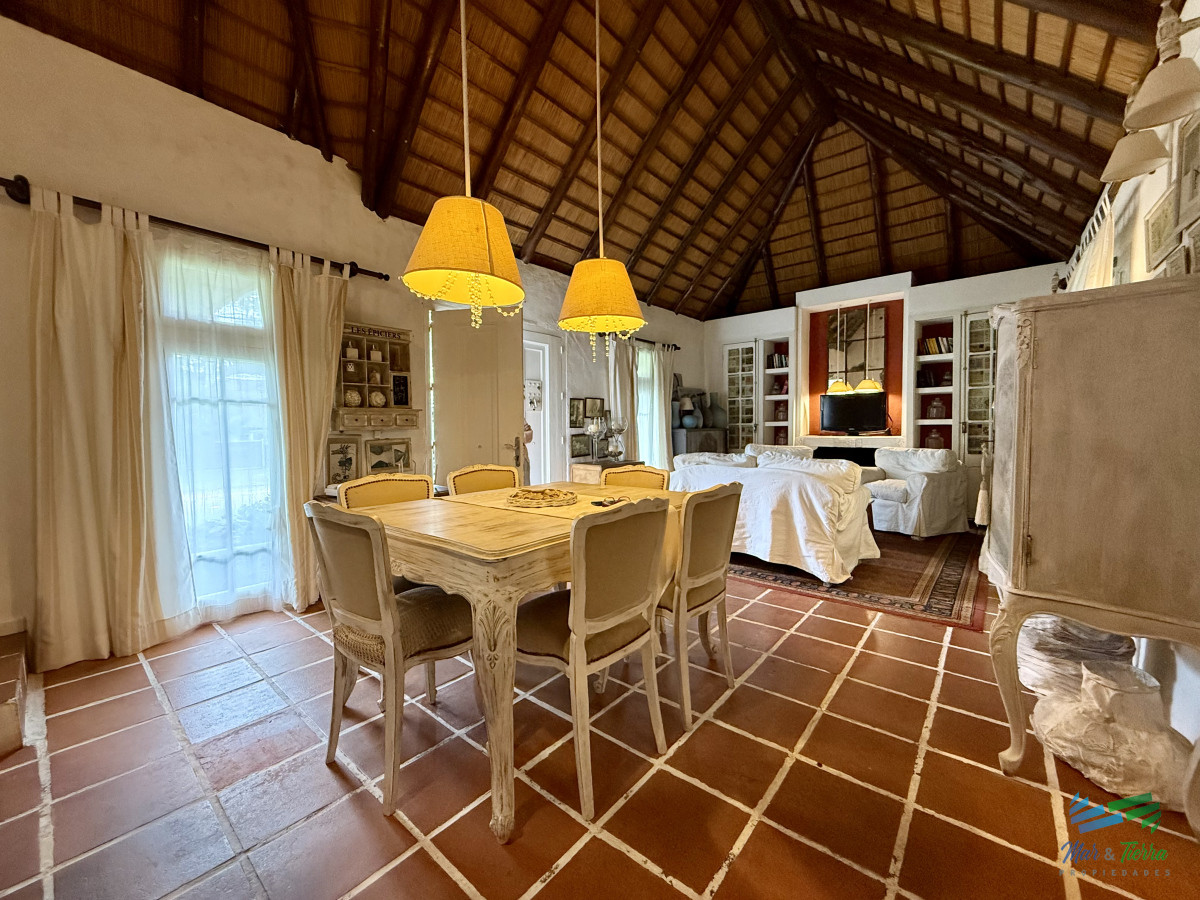 Casa ID.5141 - En venta casa 4 dormitorios con piscina en Pinares, Punta del Este