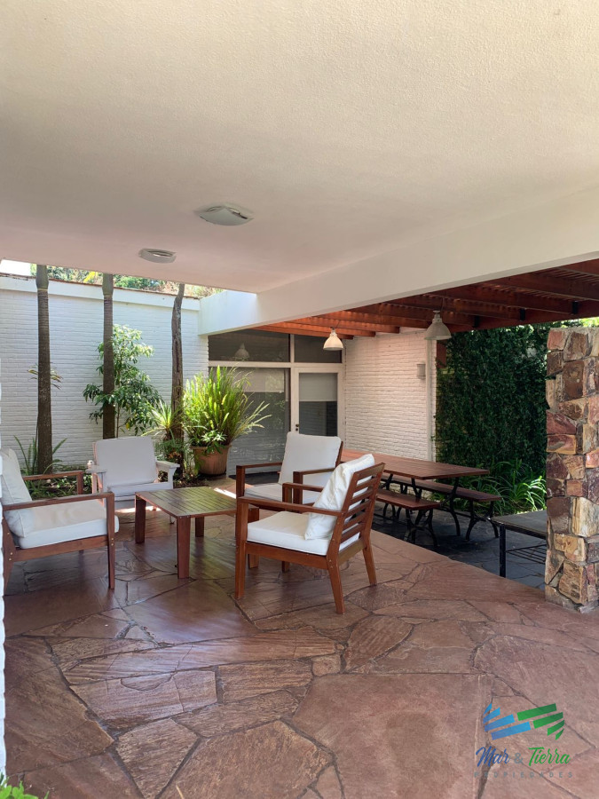 Casa ID.3147 - HERMOSA CASA CON MUY BUEN PARQUE EN MANSA 