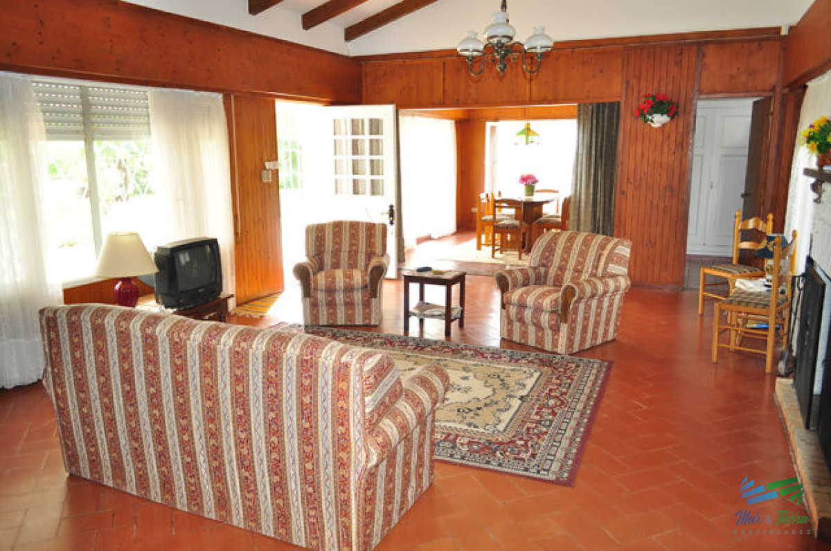 Casa ID.5708 - En venta Casa 3 dormitorios con buen terreno en Cantegril, Punta del Este