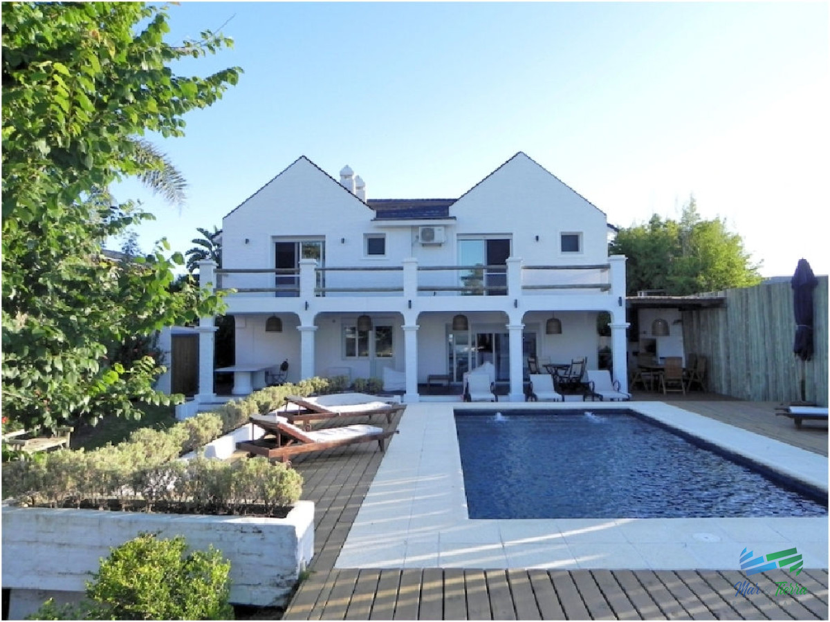 Casa ID.5236 - En venta casa 4 dormitorios con piscina, la Barra, Punta del Este