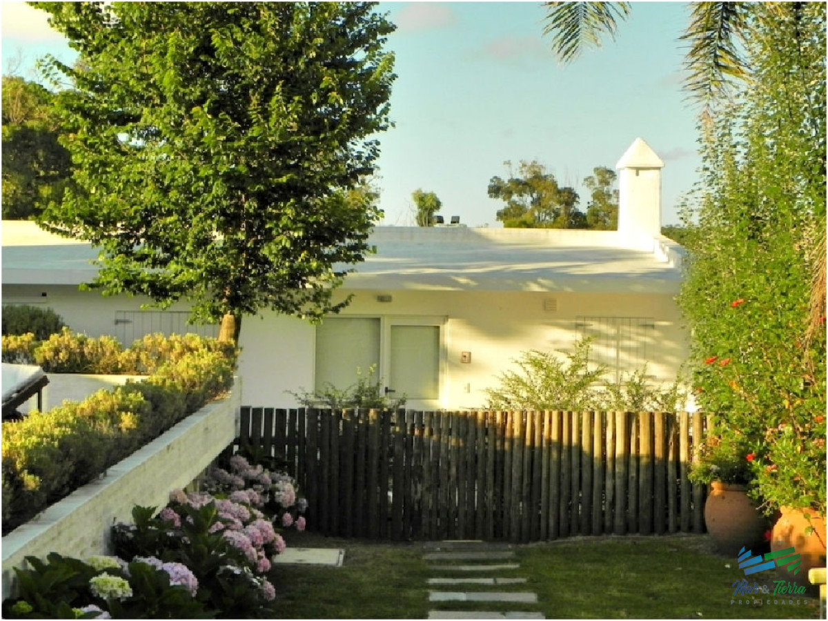 Casa ID.5236 - En venta casa 4 dormitorios con piscina, la Barra, Punta del Este