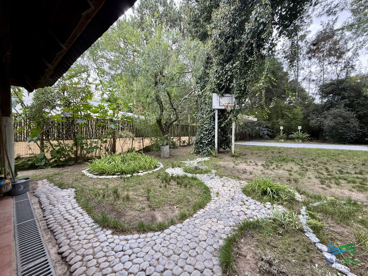 Casa ID.5141 - En venta casa 4 dormitorios con piscina en Pinares, Punta del Este