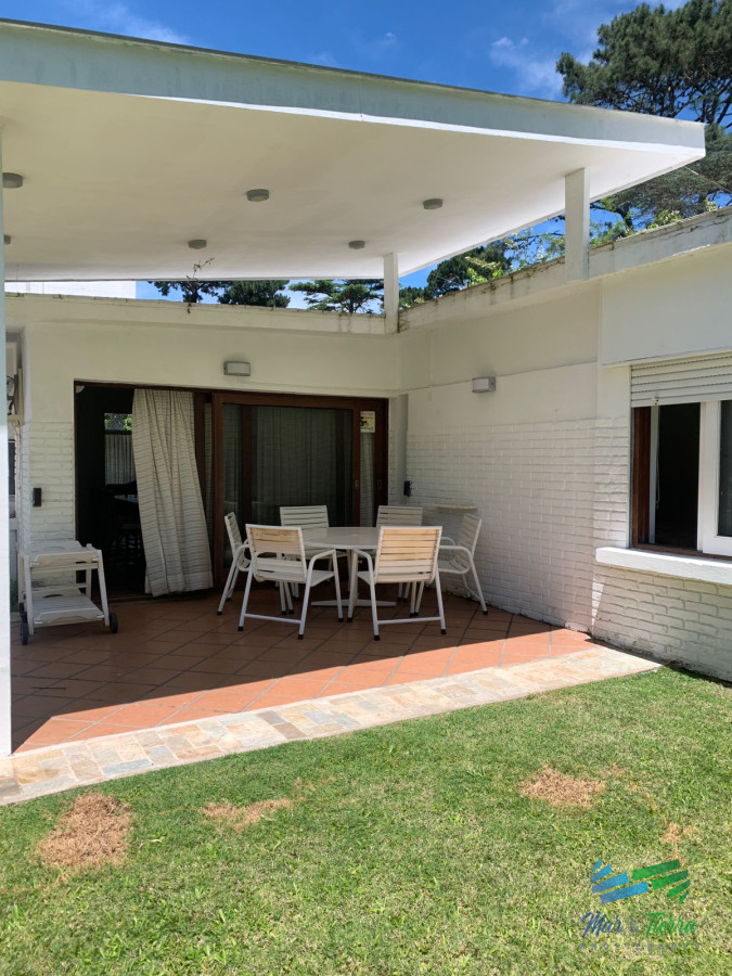 Casa ID.3147 - HERMOSA CASA CON MUY BUEN PARQUE EN MANSA 