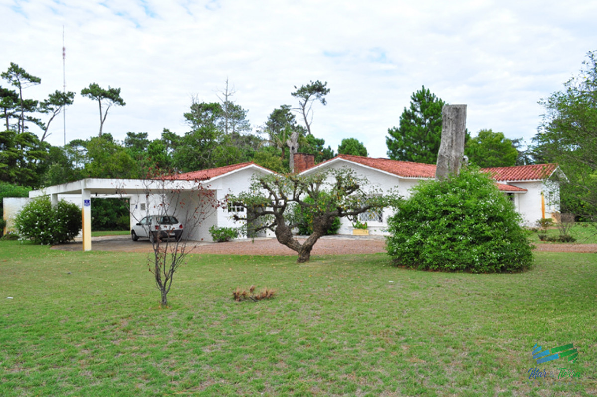 Casa ID.5708 - En venta Casa 3 dormitorios con buen terreno en Cantegril, Punta del Este