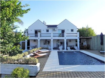En venta casa 4 dormitorios con piscina, la Barra, Punta del Este