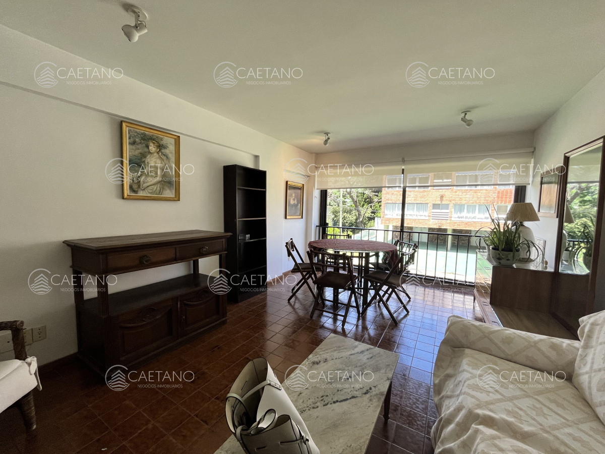 Apartamento en venta en el edificio Costanera 12 playa mansa  - DMC17165A