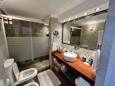 Aparatmento en venta  en Peninsula vista al PUerto de Punta del Este - ALF5838A