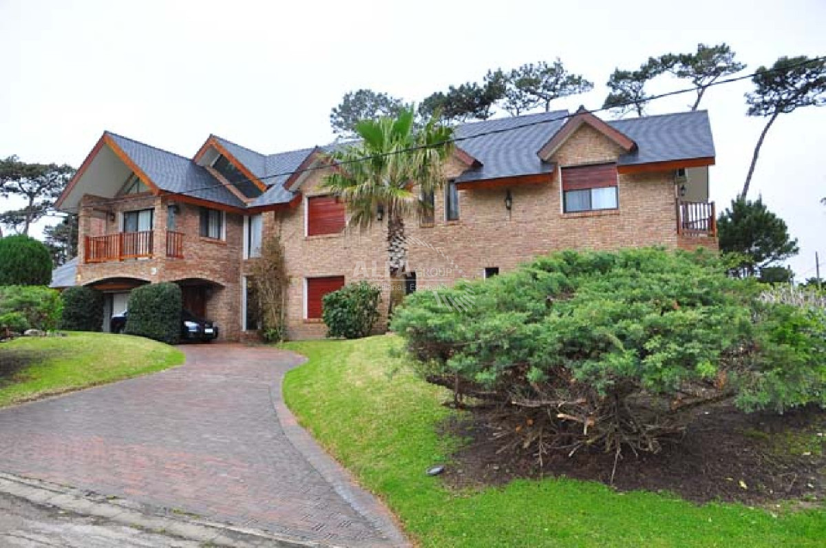 Casa ID.5940 - Casa en alquiler y venta en playa Mansa, Ounta del Este