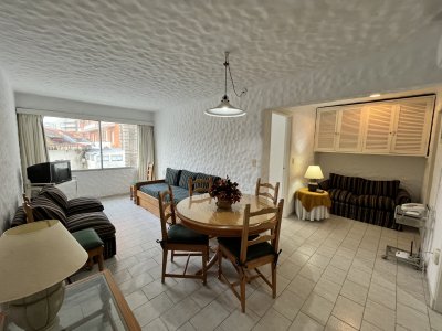 Apartamento en venta de 1 dormitorio y medio en zona Península, Punta del Este.
