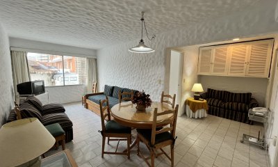 Apartamento en venta de 1 dormitorio y medio en zona Península, Punta del Este.