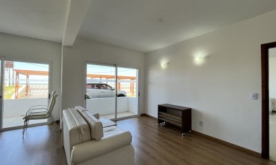 Apartamento de 2 dormitorios en venta en edificio Beiramar, Punta del Este.