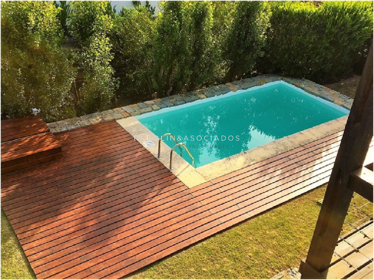 Hermosa casa en venta con piscina en Punta del Este.