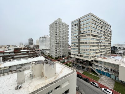 Apartamento ID.2475 - Edificio en la entrada de la peninsula venta frente al mar