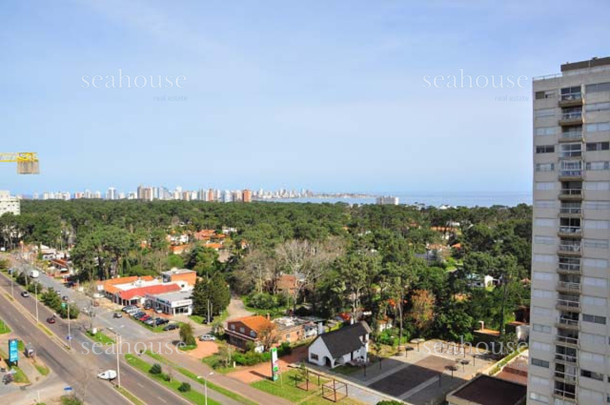 Apartamento Ref.180 - cuenta con: servicio de mucamas opcional, gimnasio, cancha de tenis, parrillero, piscina abierta y cerrada climatizada, sala de juegos para niños y adolescentes, sala de adultos, wi fi, recepción y vigilancia las 24 hs.