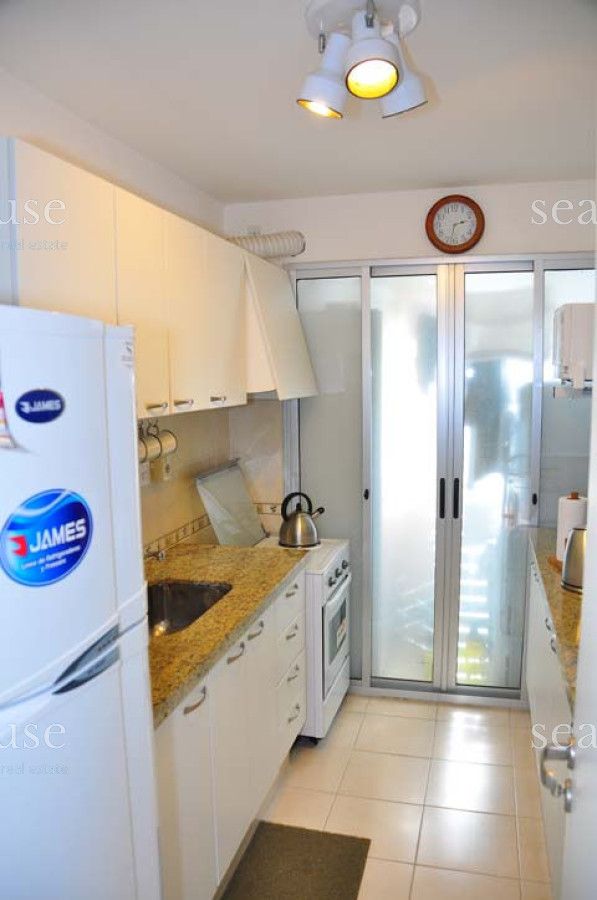 Apartamento Ref.180 - cuenta con: servicio de mucamas opcional, gimnasio, cancha de tenis, parrillero, piscina abierta y cerrada climatizada, sala de juegos para niños y adolescentes, sala de adultos, wi fi, recepción y vigilancia las 24 hs.